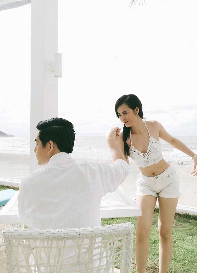 20170725-dong-nhi-bi-ban-trai-hung-ho-khi-cau-hon-o-bien-1 5