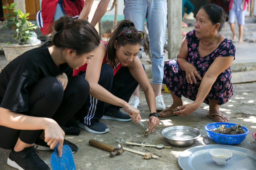 02 TEAM THE FACE HO NGOC HA CHE BIEN HAU TUOI SONG TAI NHA DAN O DAM O LOAN (4) 4