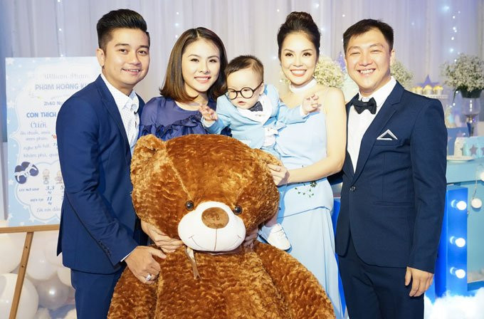 dan-sao-du-sinh-nhat-hoanh-trang-cua-duong-cm-lynh-va-con-trai-3