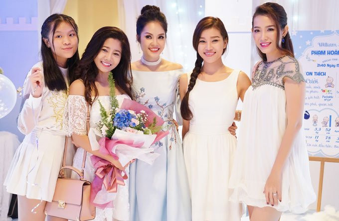 dan-sao-du-sinh-nhat-hoanh-trang-cua-duong-cm-lynh-va-con-trai-4