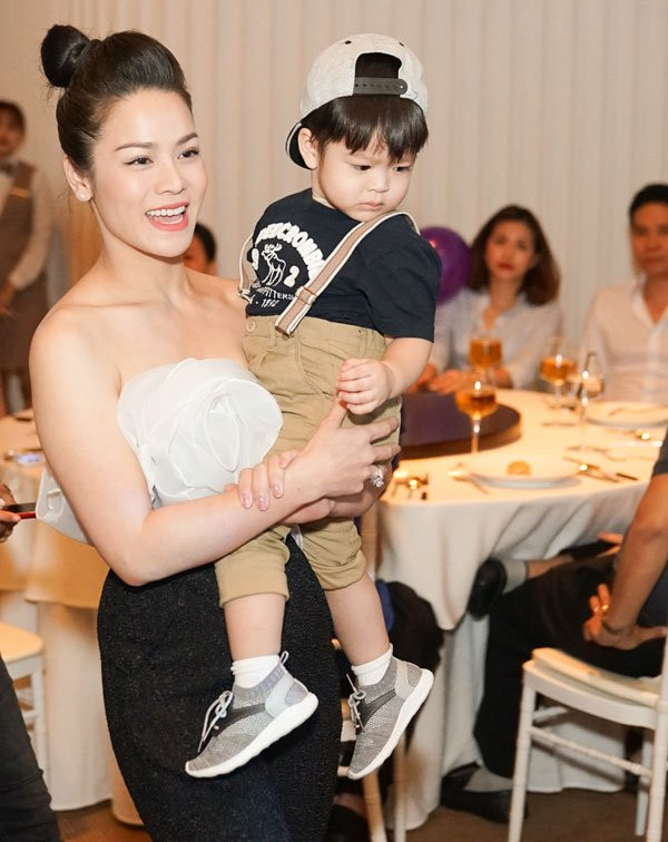 dan-sao-du-sinh-nhat-hoanh-trang-cua-duong-cm-lynh-va-con-trai-6