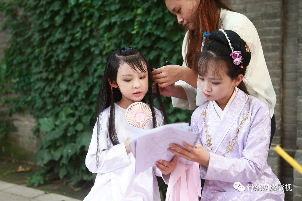 Dien vien nhi Trung Quoc dong canh yeu duong, chem giet hinh anh 4