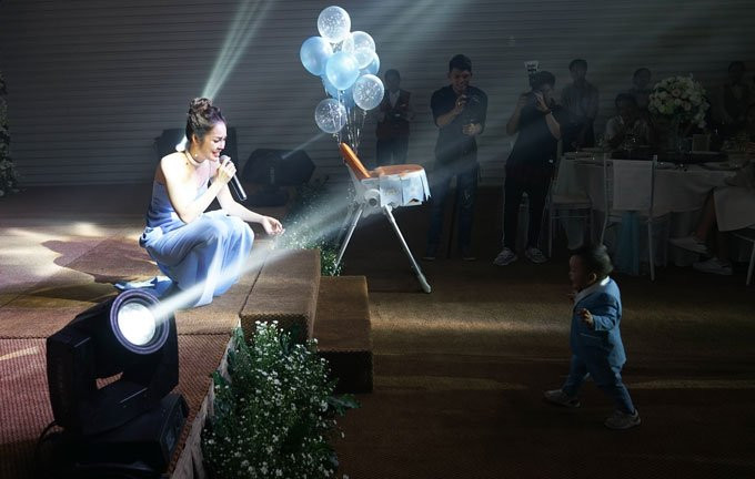 dan-sao-du-sinh-nhat-hoanh-trang-cua-duong-cm-lynh-va-con-trai-11