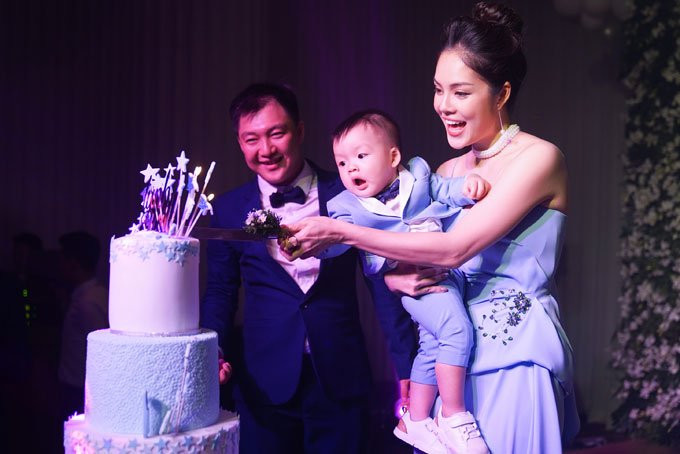 dan-sao-du-sinh-nhat-hoanh-trang-cua-duong-cm-lynh-va-con-trai-12