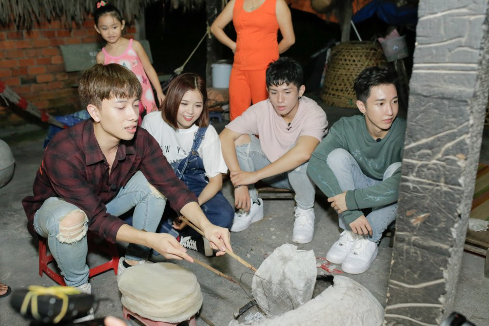 03 SUNI HA LINH - MONSTAR THUC HIEN BANH TRANG PHOI SUONG (6)