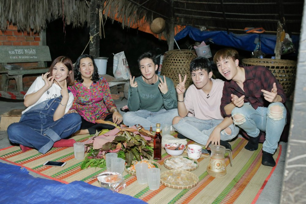 04 SUNI HA LINH - MONSTAR THUONG THUC DAC SAN THIT LUOC CUON BANH TRANG PHOI SUONG (2) 3