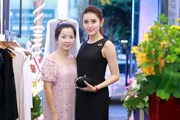 093904_a-hau-huyen-my-hanh-phuc-khi-luc-nao-cung-co-me-tham-lang-theo-sat-hinh-anh-16663-80 3