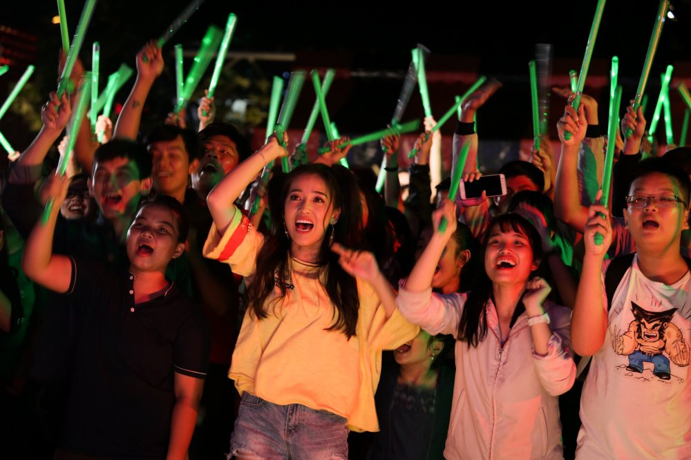 03 PUKA NHIET TINH CO VU CHO NHOM NHAC FE (3)