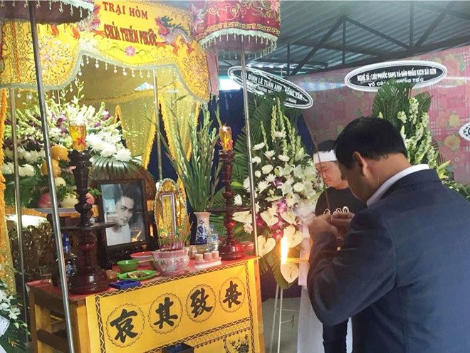 Quyen Linh, Le Tuan Anh ve Long An vieng Nguyen Hoang hinh anh 1