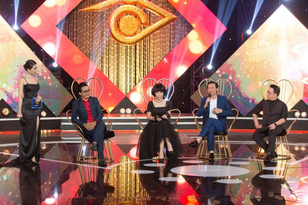 14.Cac Giam khao tra loi cau hoi cua bao chi (1)