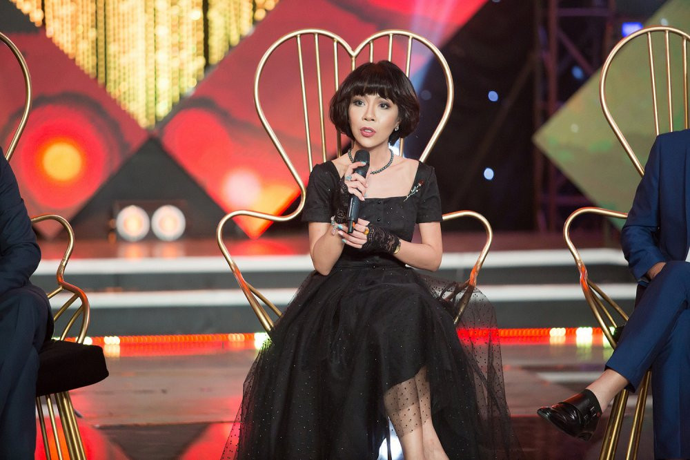 14.Cac Giam khao tra loi cau hoi cua bao chi (3)