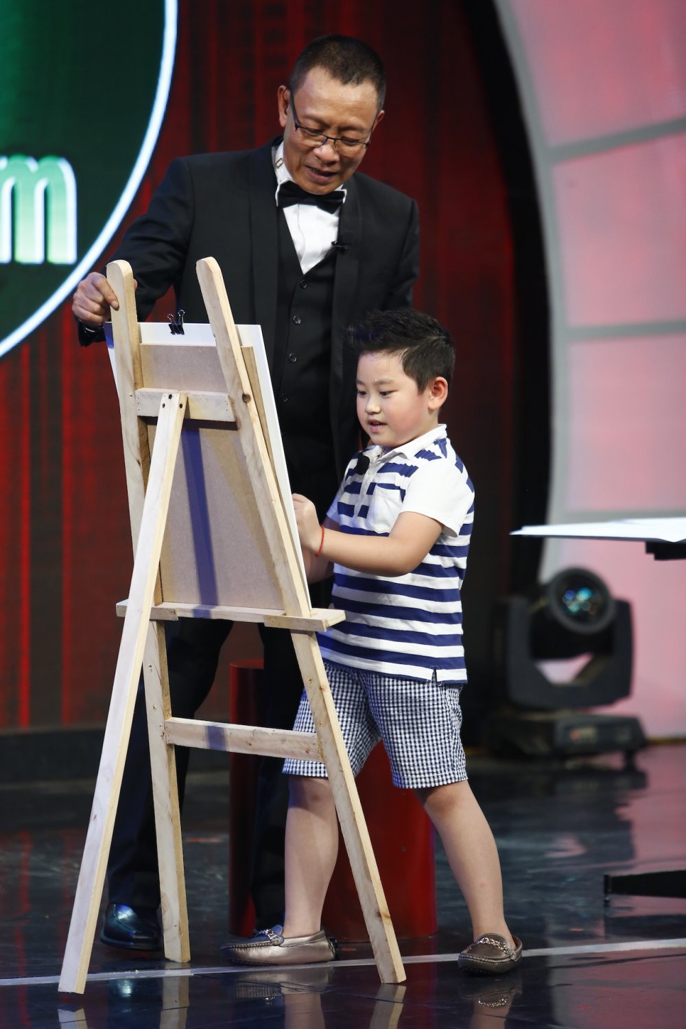 MC Lai Van Sam va Hoang Khiem 24