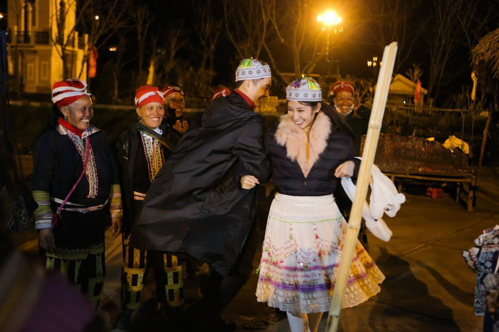 02 NGO KIEN HUY - KHONG TU QUYNH THAM GIA CAC HOAT DONG TRONG LE HOI SAC MAU TAY BAC (1) 5