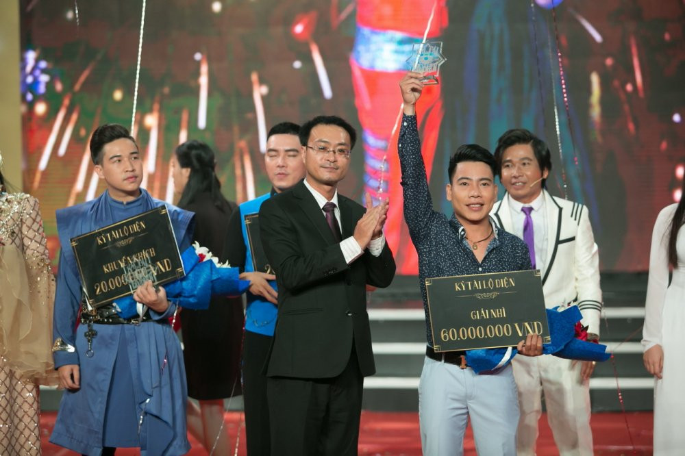 6. Ba Duc nhan giai A Quan (2) 9