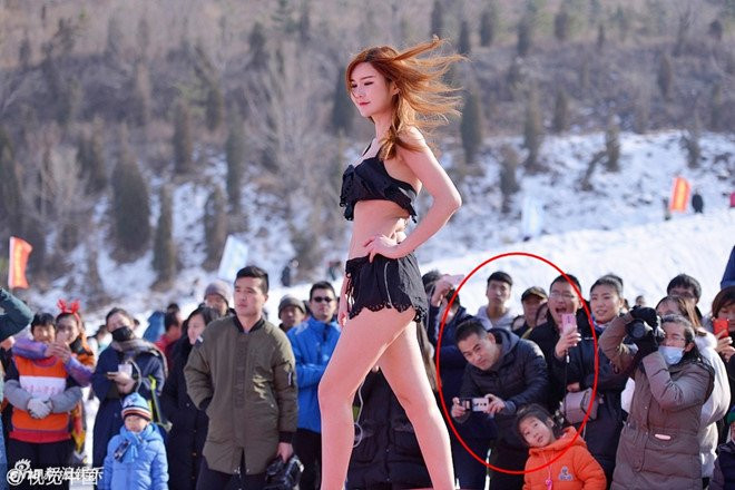 Thi sinh cuoc thi nhan sac Trung Quoc trinh dien bikini noi bang tuyet hinh anh 1