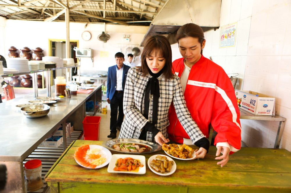 03 HARI WON & BB TRAN CHE BIEN NHUNG MON AN TU CA HOI (2) 8