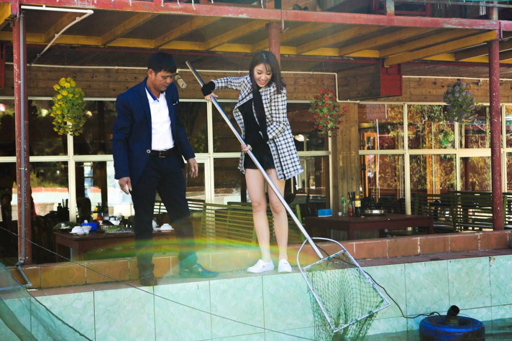 03 HARI WON & BB TRAN THAM QUAN TRAI NUOI CA HOI (2) 10