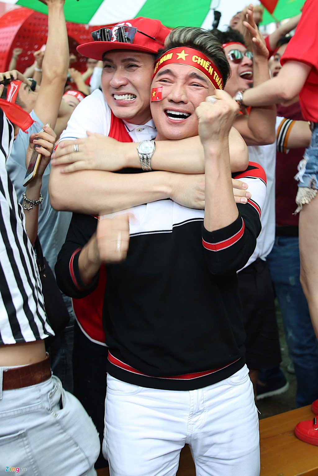 Dam Vinh Hung, Nguyen Vu bat khoc khi Quang Hai ghi ban thang hinh anh 11