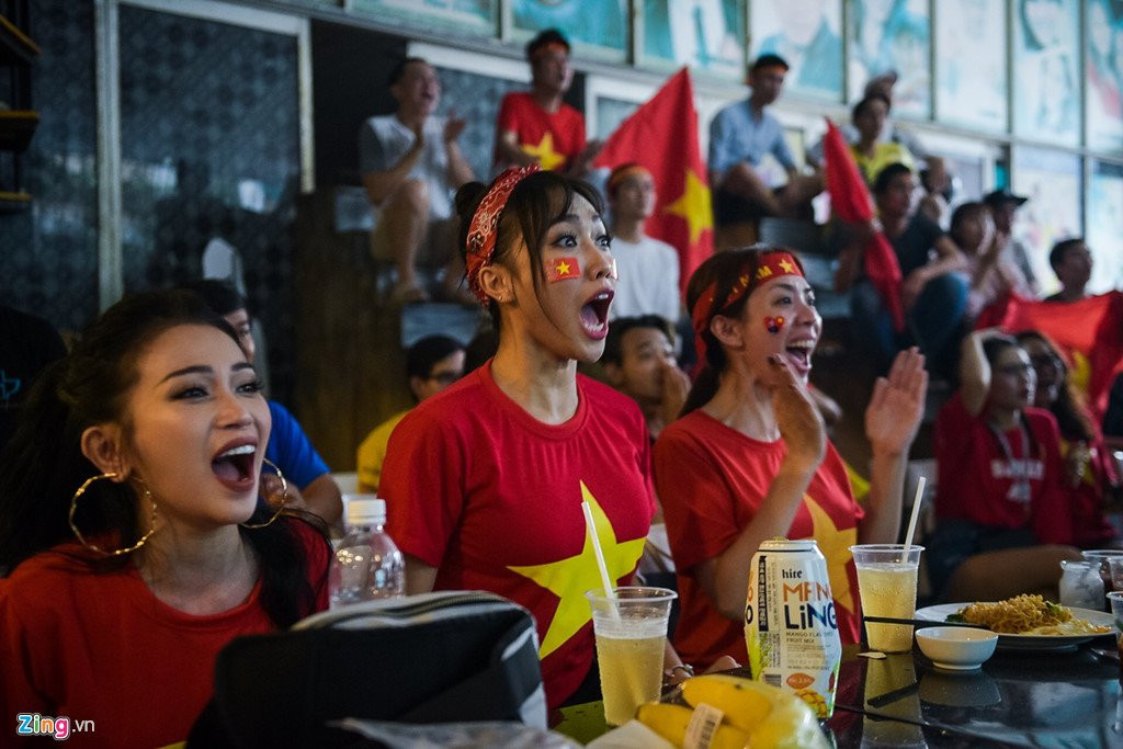 Dam Vinh Hung, Nguyen Vu bat khoc khi Quang Hai ghi ban thang hinh anh 14