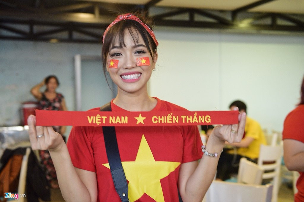 Dam Vinh Hung, Nguyen Vu bat khoc khi Quang Hai ghi ban thang hinh anh 5