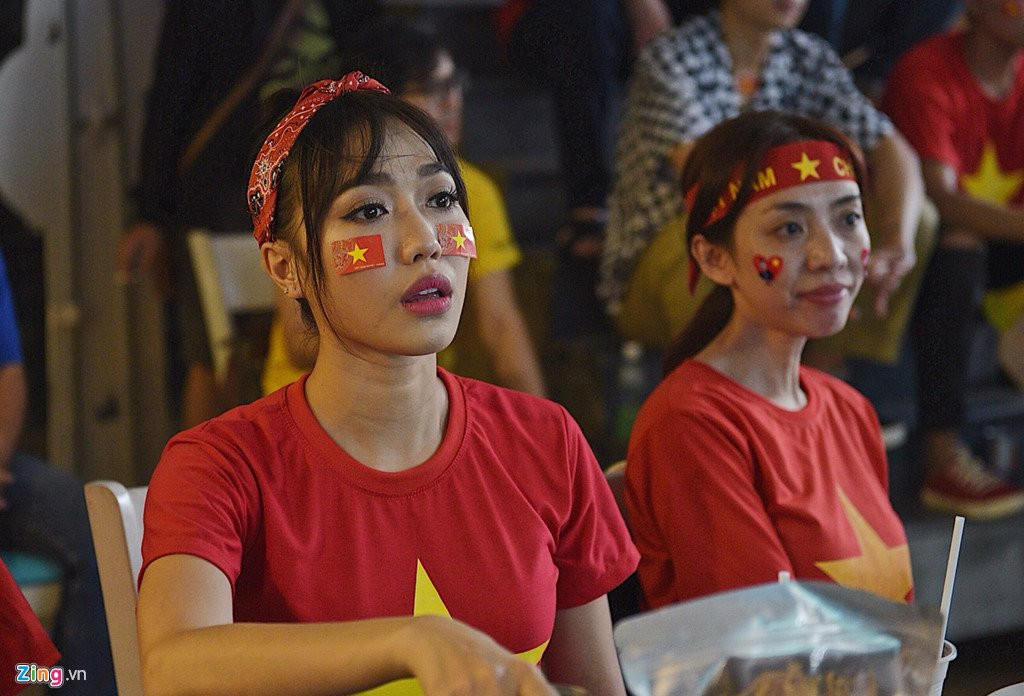 Dam Vinh Hung, Nguyen Vu bat khoc khi Quang Hai ghi ban thang hinh anh 9