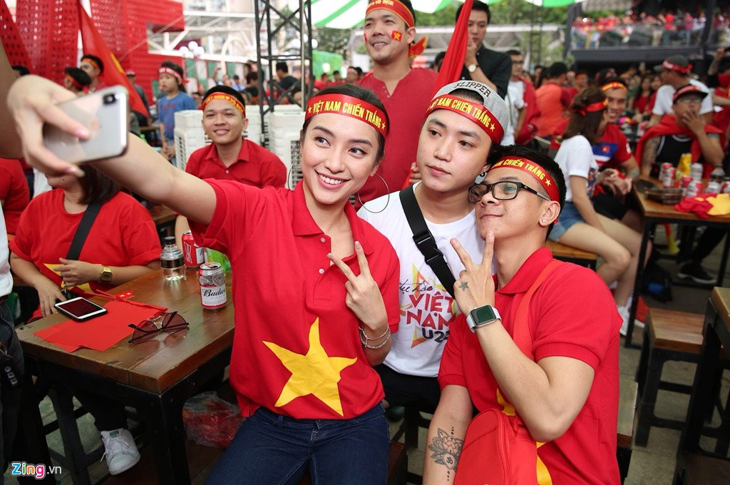 Dam Vinh Hung, Nguyen Vu bat khoc khi Quang Hai ghi ban thang hinh anh 3