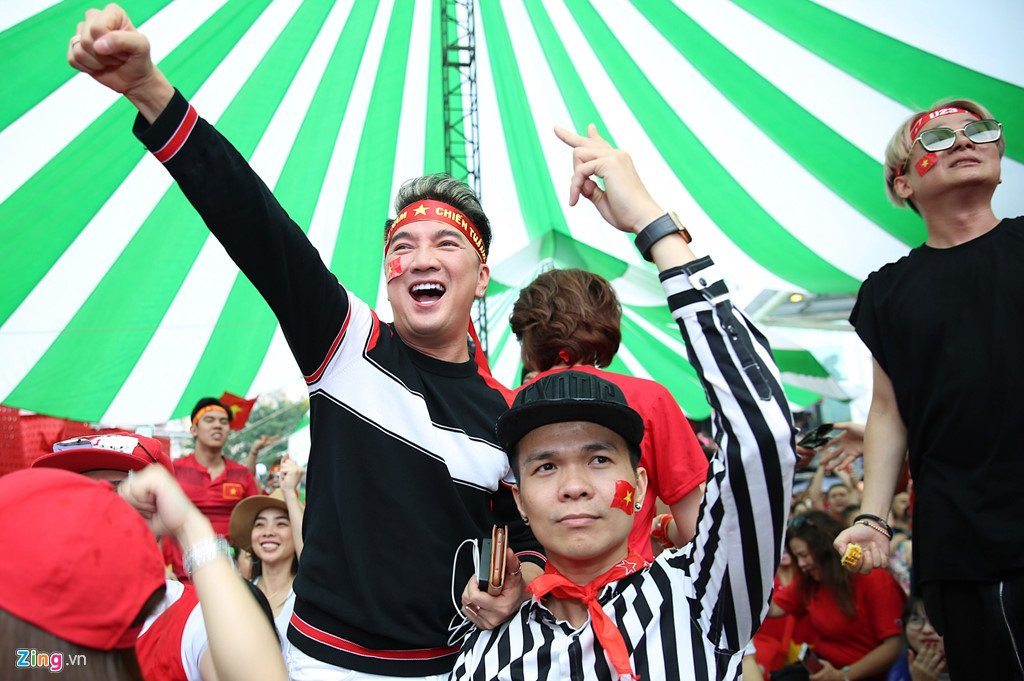 Dam Vinh Hung, Nguyen Vu bat khoc khi Quang Hai ghi ban thang hinh anh 12