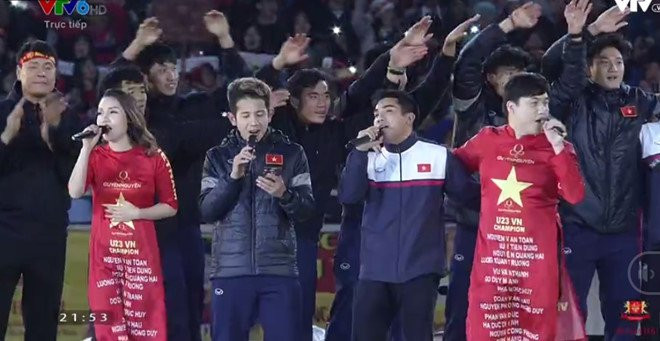 U23 Viet Nam the hien giong hat cung ca si Viet tai My Dinh hinh anh 1
