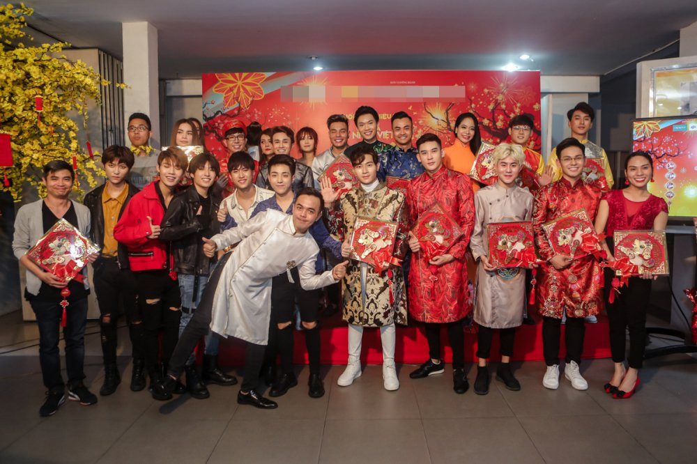 01 TAP THE NGHE SI CHUP ANH LUU NIEM