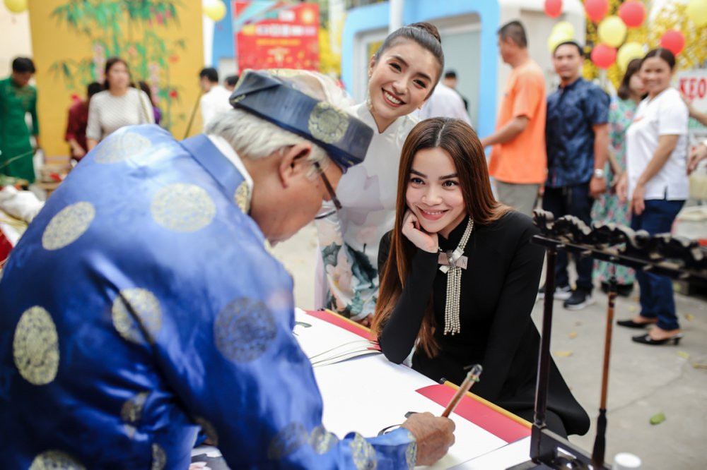 HO NGOC HA - TIEU CHAU NHU QUYNH THAM DU HOI XUAN, XIN CHU ONG DO (3) 7