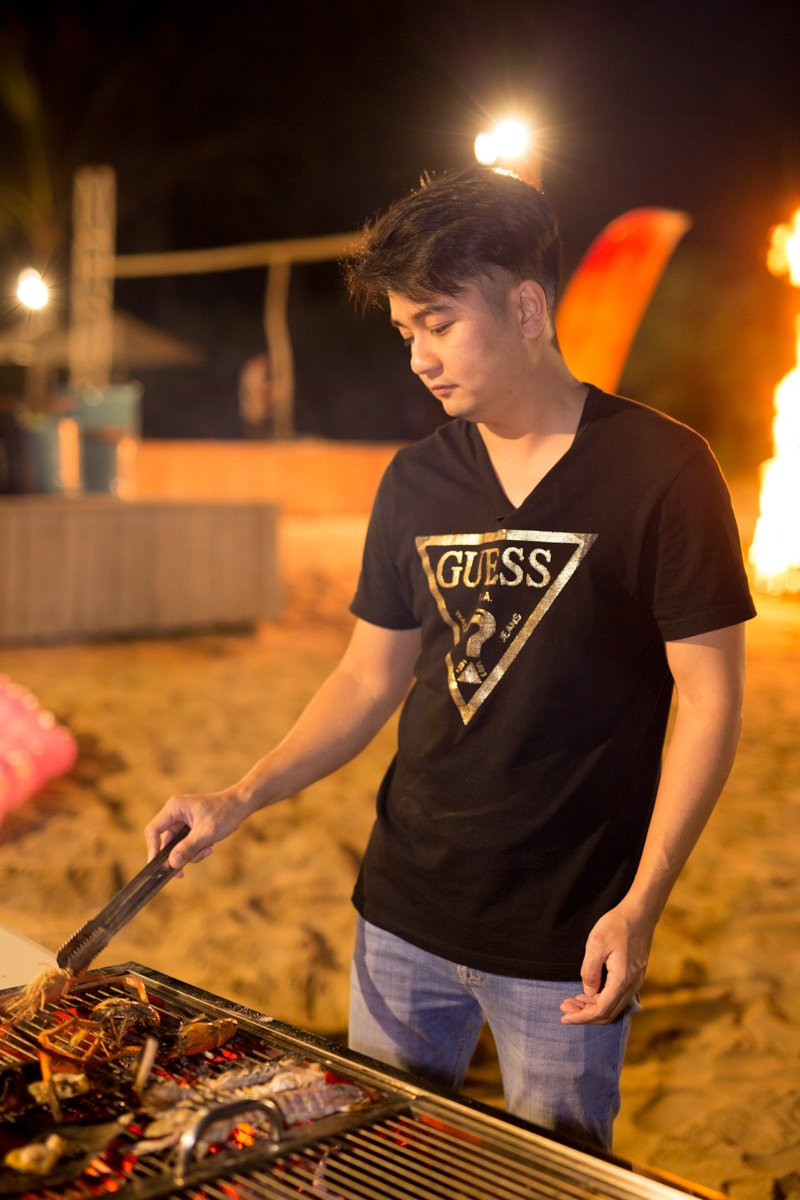 06 CHONG CUA VAN TRANG BI MAT CHUAN BI BUA TIEC KI NIEM 2 NAM NGAY CUOI (2) 5