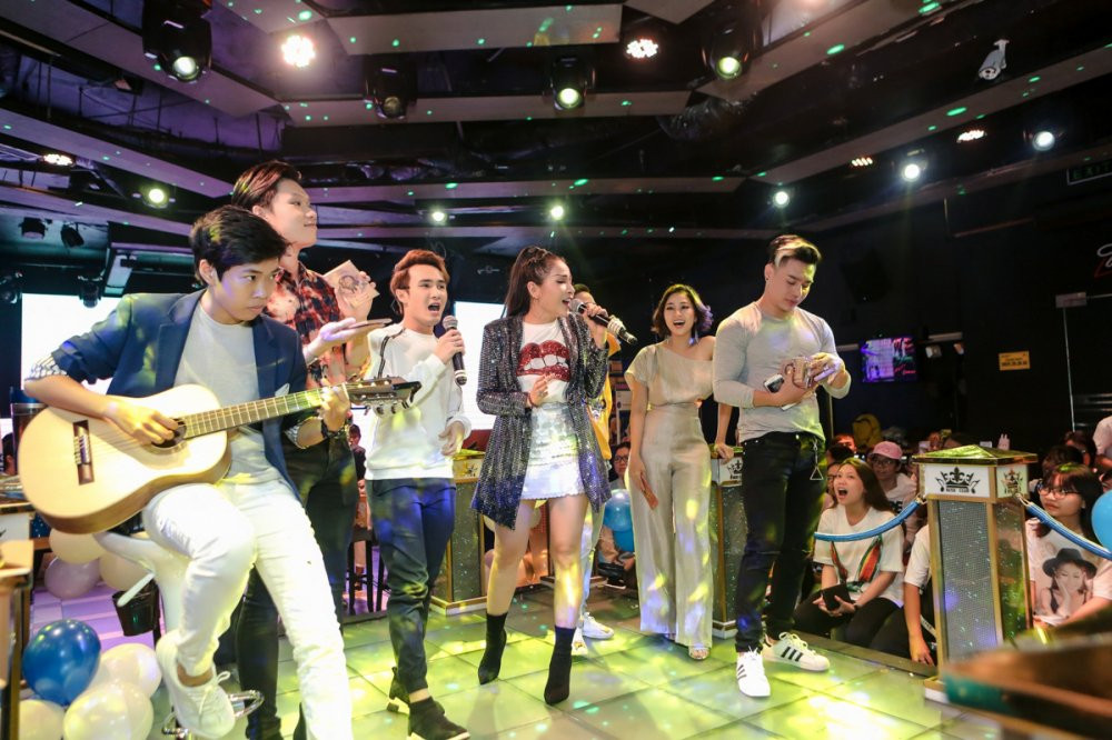 11 KHA NHU NGAU HUNG COVER CAC CA KHUC HIT THEO PHONG CACH ACOUSTIC CUNG NHUNG NGUOI BAN HUYNH LAP - THANH DUY - LIEU HA TRINH - QUANG TRUNG (1) 8