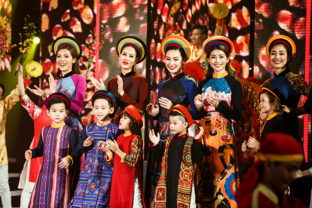 03 MINH TU CUNG CAC NGUOI MAU TRONG BO SUU TAP AO DAI CUA NTK THUAN VIET (1) 9