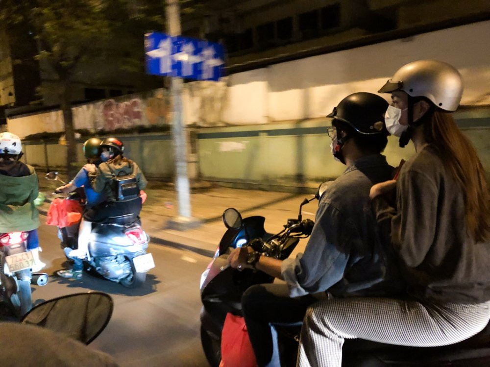 08 BUOI TOI HO NGOC HA CUNG EKIP DI XE MAY TRAO QUA CHO NHUNG NGUOI VO GIA CU TAI TP.HCM (1) 15