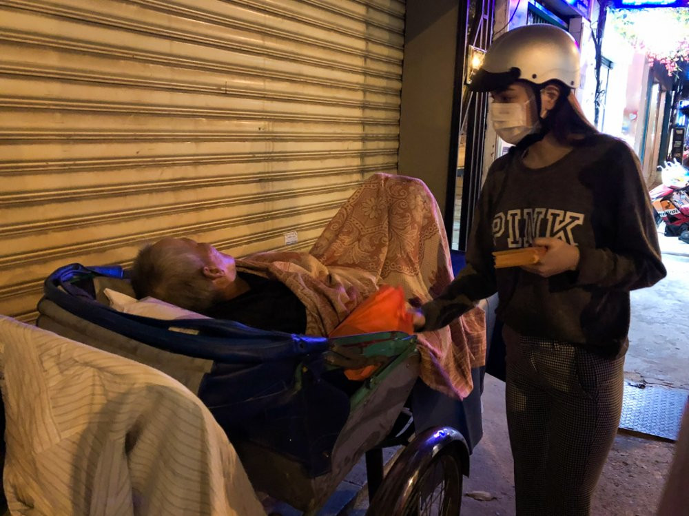 08 BUOI TOI HO NGOC HA CUNG EKIP DI XE MAY TRAO QUA CHO NHUNG NGUOI VO GIA CU TAI TP.HCM (4) 15