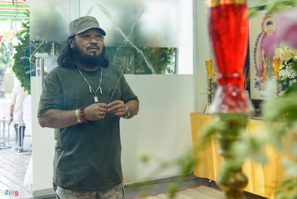 Quyen Linh, Phuong Thanh vieng dien vien Nguyen Hau vao ngay 29 Tet hinh anh 10