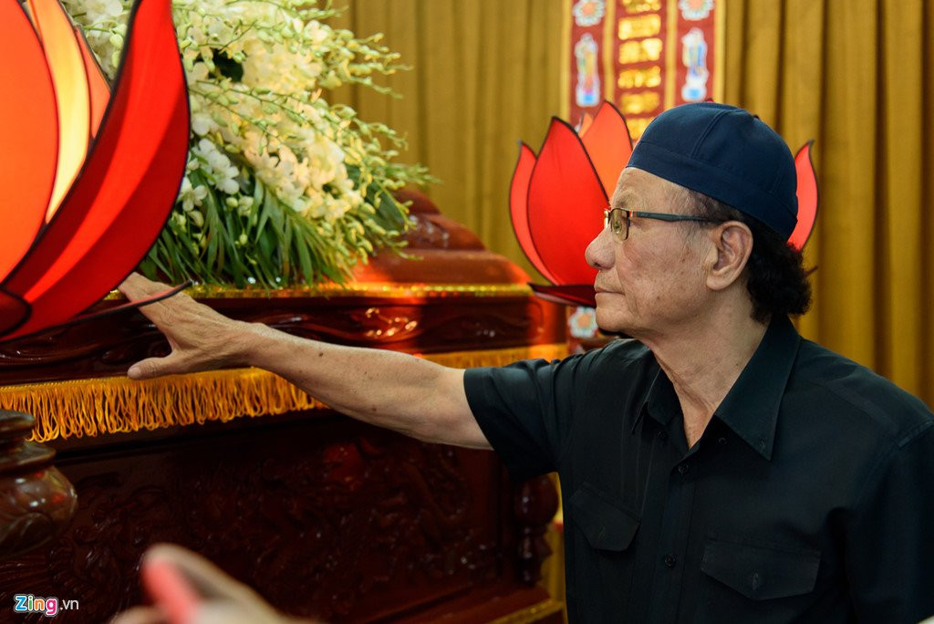 Quyen Linh, Phuong Thanh vieng dien vien Nguyen Hau vao ngay 29 Tet hinh anh 3