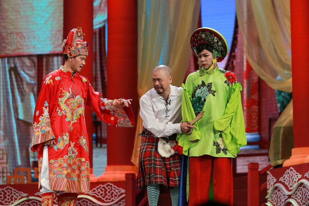 Dang sau trang phuc loe loet cua 'co Dau' trong Tao Quan 2018 hinh anh 1