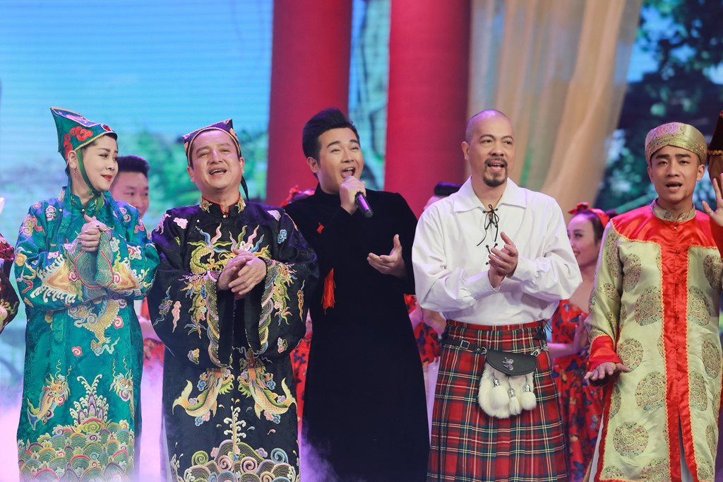 Dang sau trang phuc loe loet cua 'co Dau' trong Tao Quan 2018 hinh anh 3