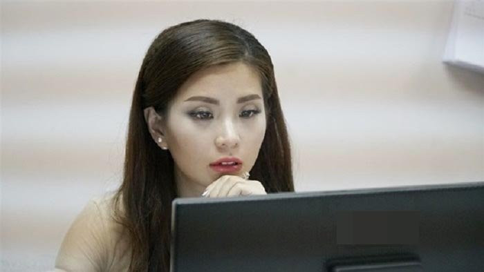 mc-thoi-su-thuy-hang-lam-gi-truoc-gio-len-song-2