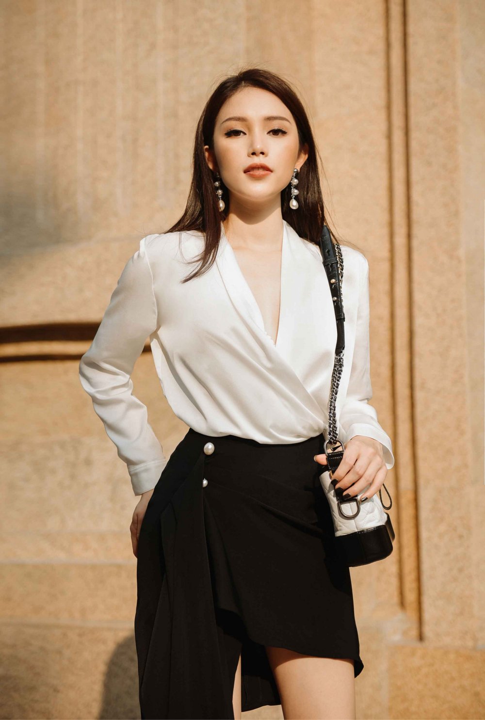 Linh Rin mặc set đồ tiền tỷ, tay trong tay Phillip Nguyễn đi xem thời trang