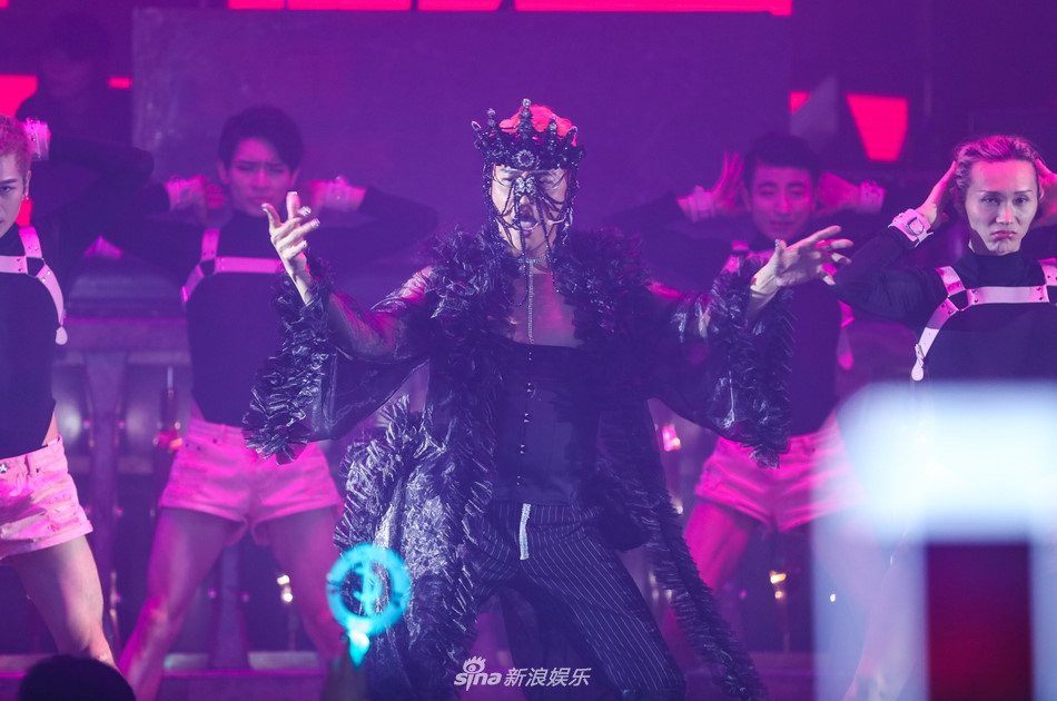 Tai tu 'Hoan Chau cach cach' lai gay soc khi mac vay hoa hinh anh 5