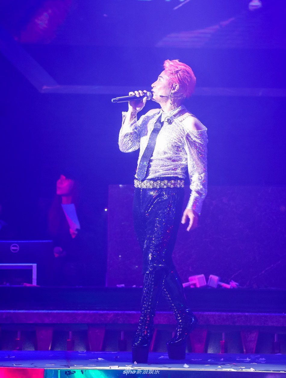 Tai tu 'Hoan Chau cach cach' lai gay soc khi mac vay hoa hinh anh 3