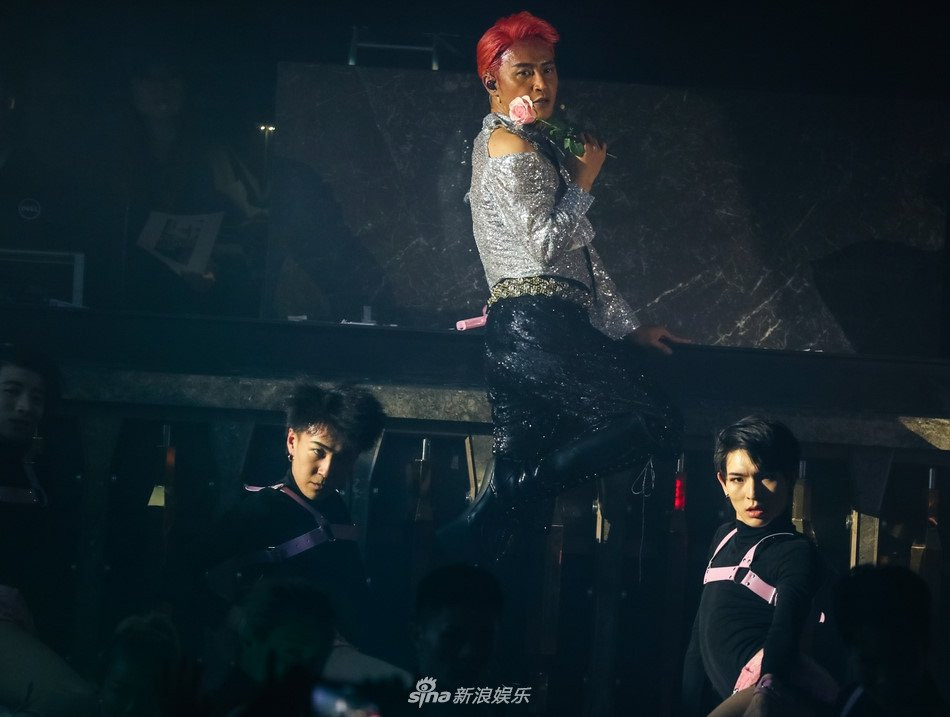 Tai tu 'Hoan Chau cach cach' lai gay soc khi mac vay hoa hinh anh 7