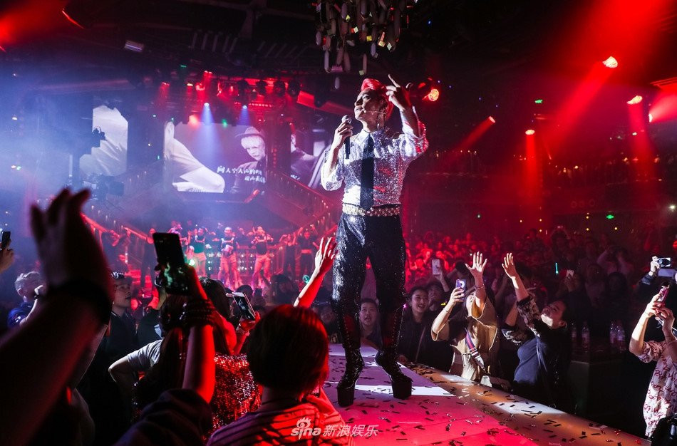 Tai tu 'Hoan Chau cach cach' lai gay soc khi mac vay hoa hinh anh 4