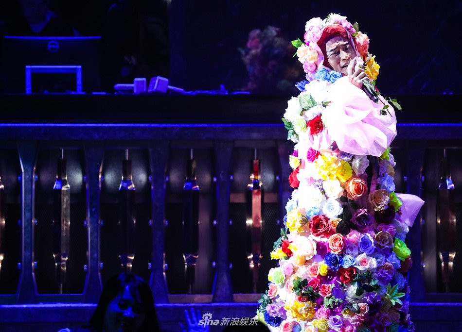 Tai tu 'Hoan Chau cach cach' lai gay soc khi mac vay hoa hinh anh 1