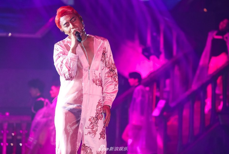 Tai tu 'Hoan Chau cach cach' lai gay soc khi mac vay hoa hinh anh 2