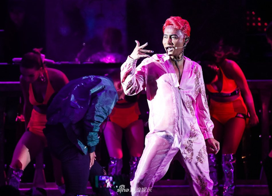 Tai tu 'Hoan Chau cach cach' lai gay soc khi mac vay hoa hinh anh 6