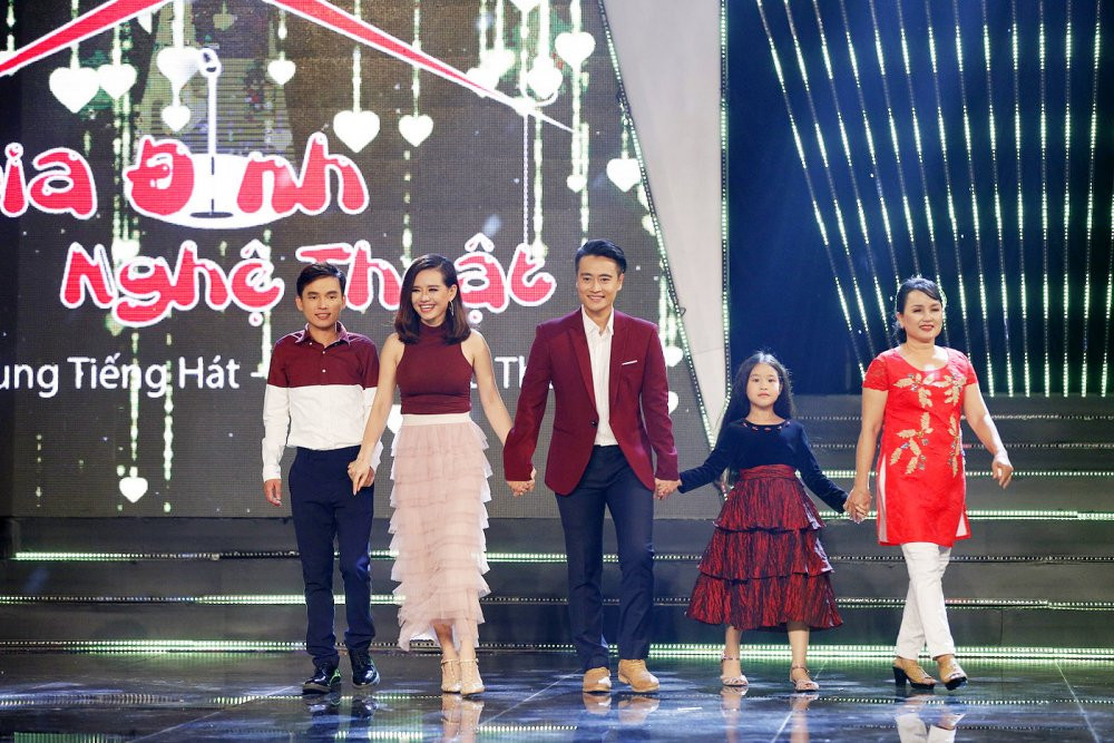 3. Gia dinh dien vien Hien Trang - me - em trai va con gai 3