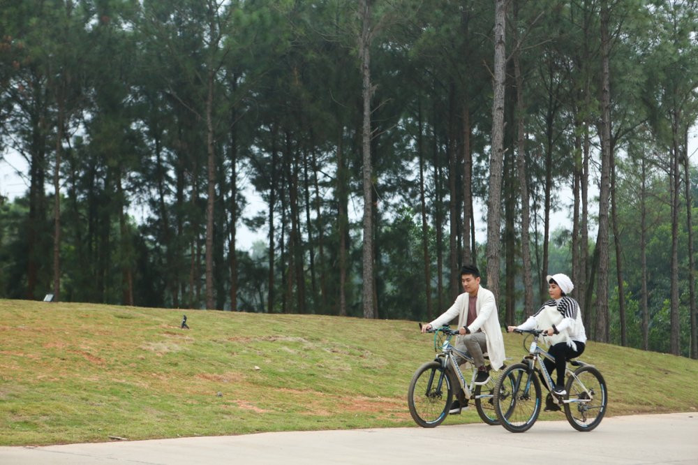 02 KIEU MINH TUAN VA CAT PHUONG CUNG DAP XE DAP VONG QUANH RESORT TAI VINH PHUC (2)